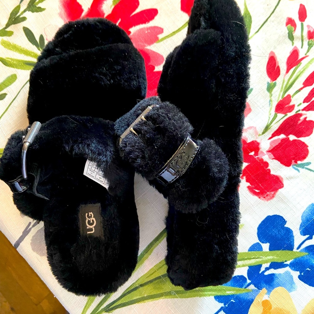 Fuzzy UGG sz 8. Brand new worn in the house but not a platform fan! 😑😊